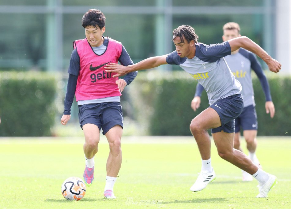 她牢牢抓住 她牢牢抓住